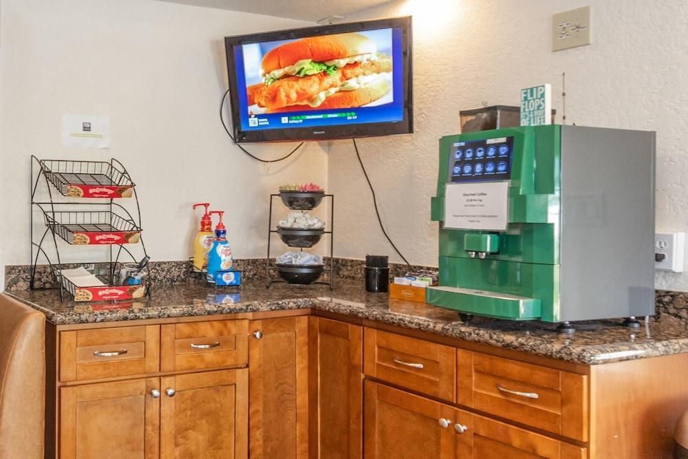 Coconut Cove All Suite Hotel Clearwater Beach Exterior photo