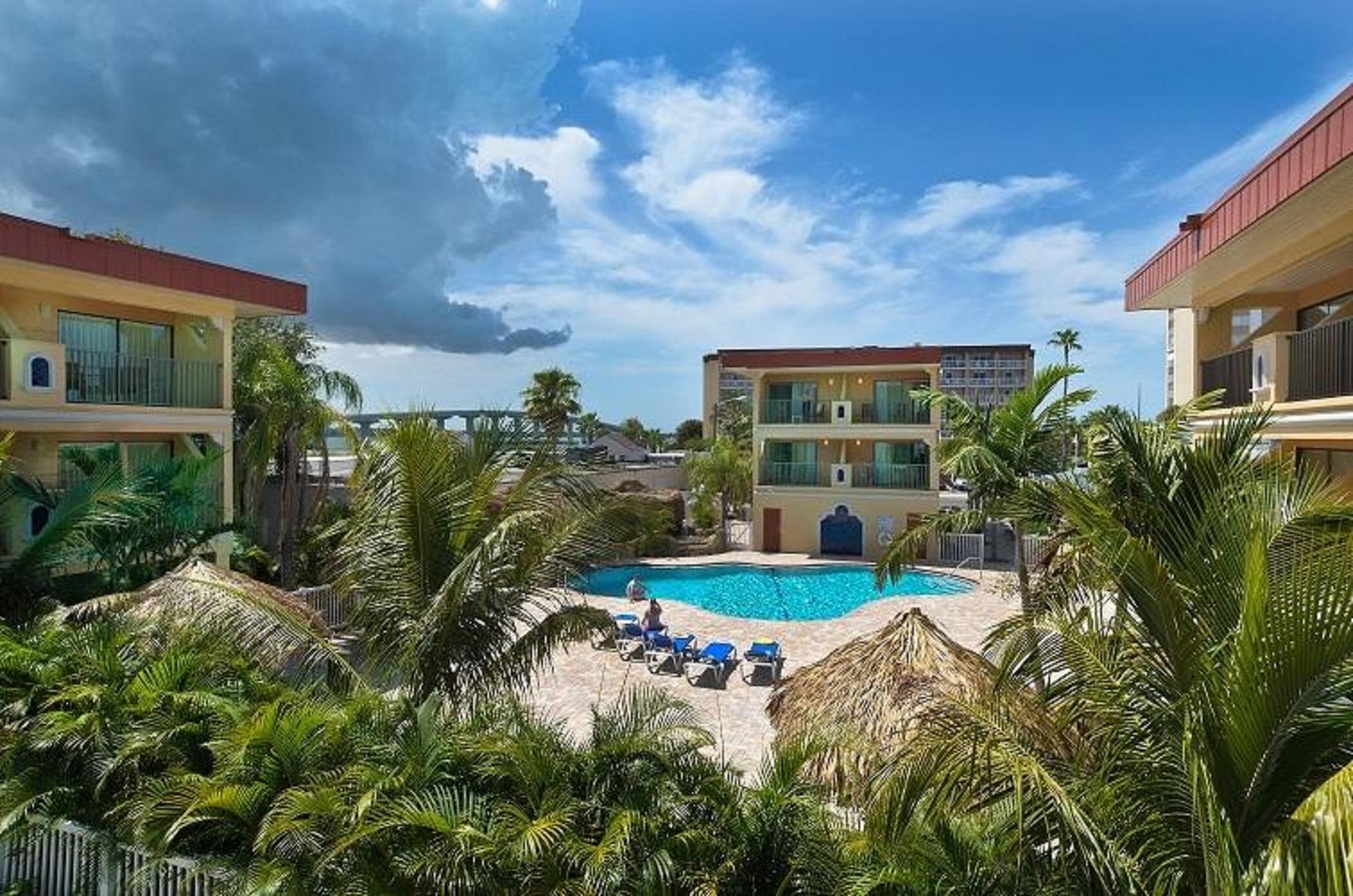 Coconut Cove All Suite Hotel Clearwater Beach Exterior photo